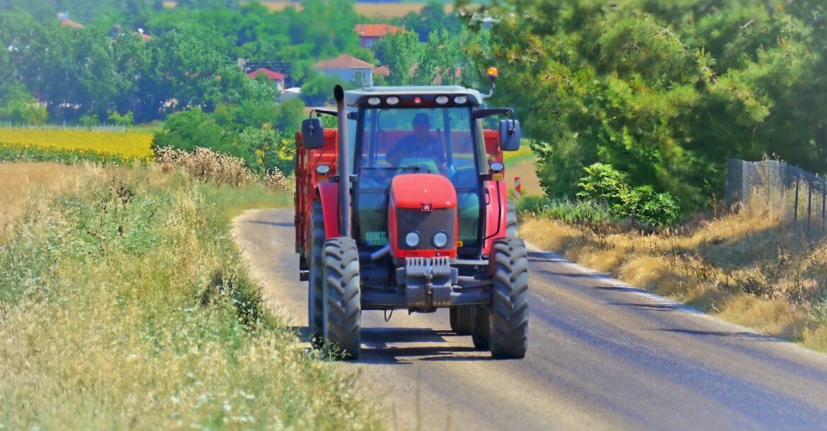 ciągnik rolniczy na drodze