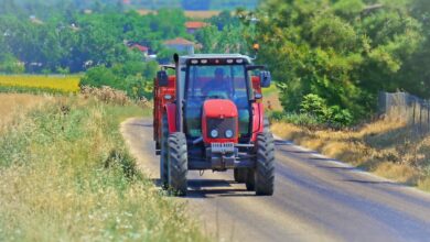 ciągnik rolniczy na drodze