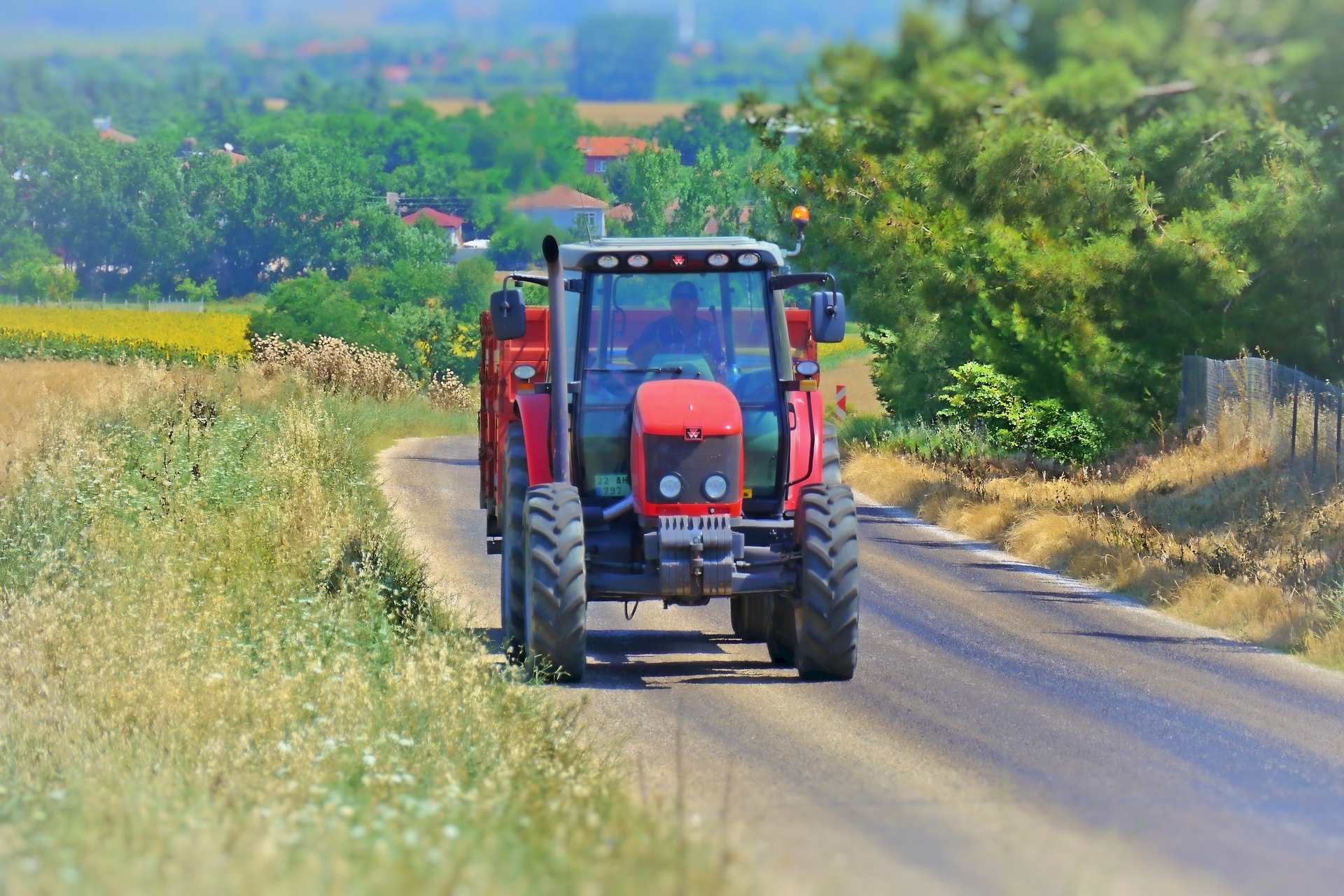 ciągnik rolniczy na drodze