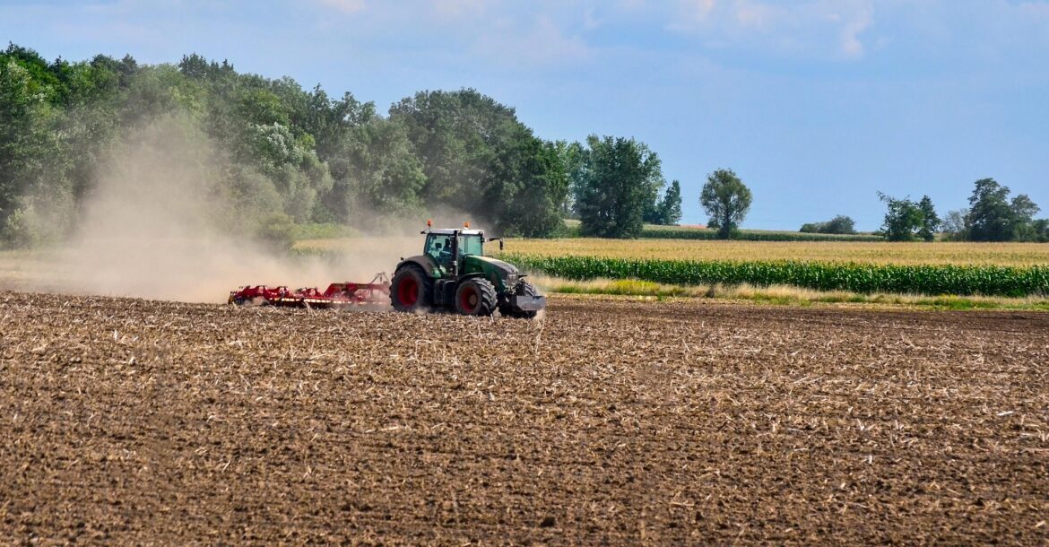 ciągnik pracujący w upale