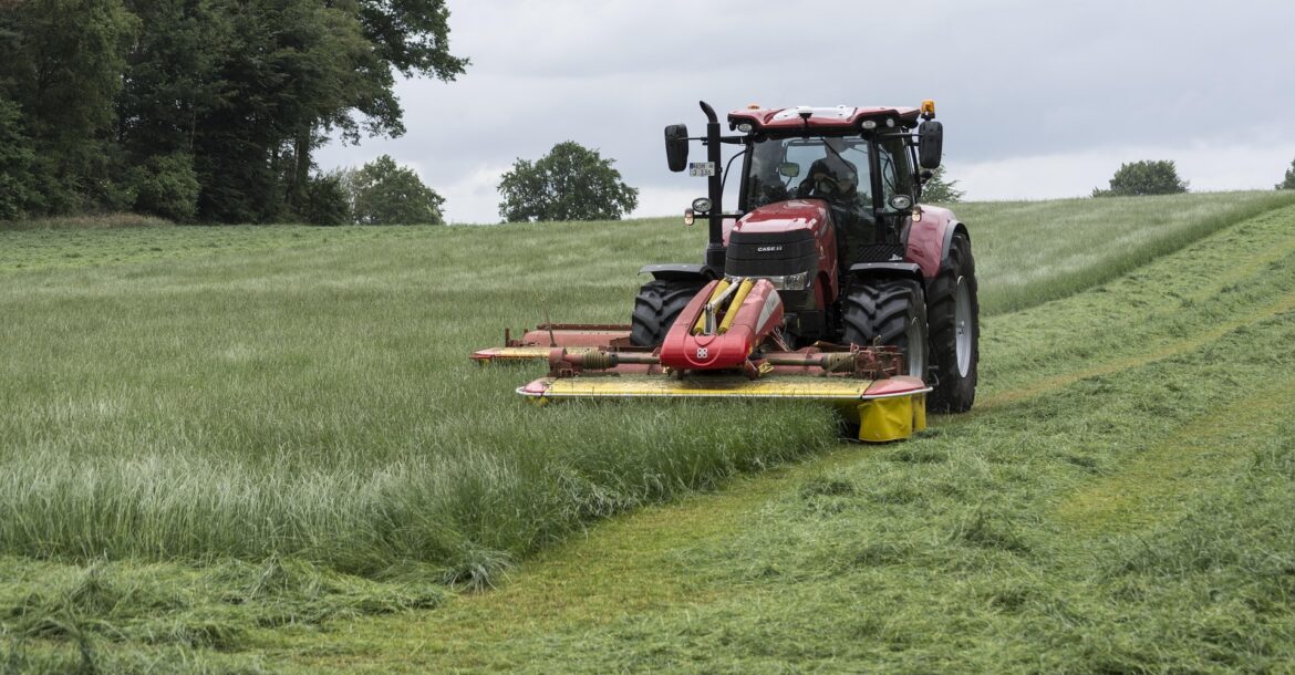 Kosiarka zapięta do ciągnika rolniczego
