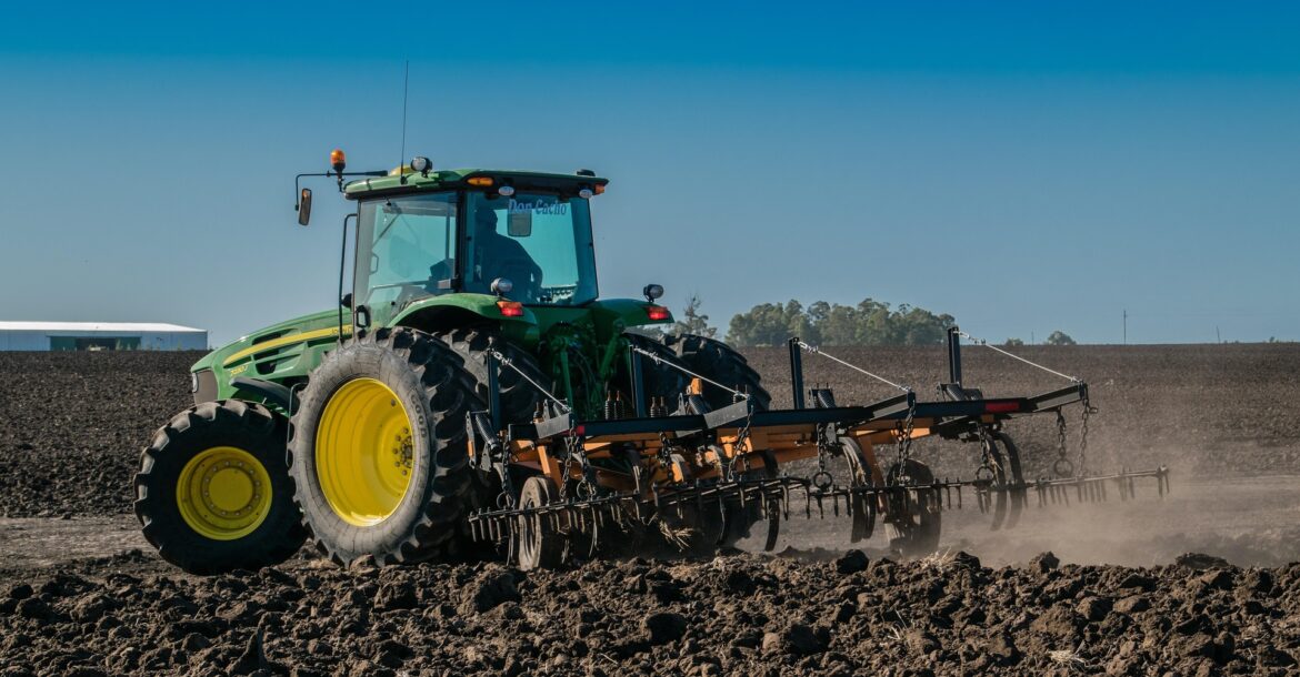 Pług zapięty do ciągnika rolniczego