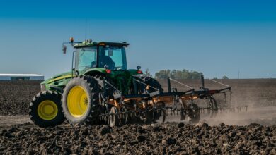 Pług zapięty do ciągnika rolniczego