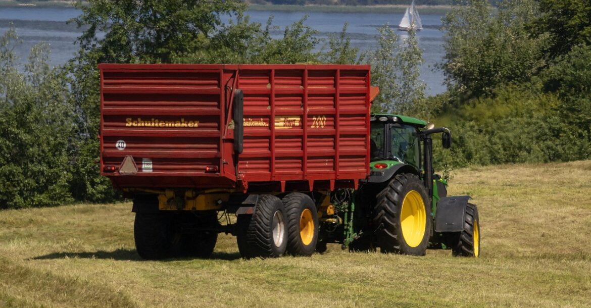 Przyczepa rolnicza ciągnięta za ciągnikiem
