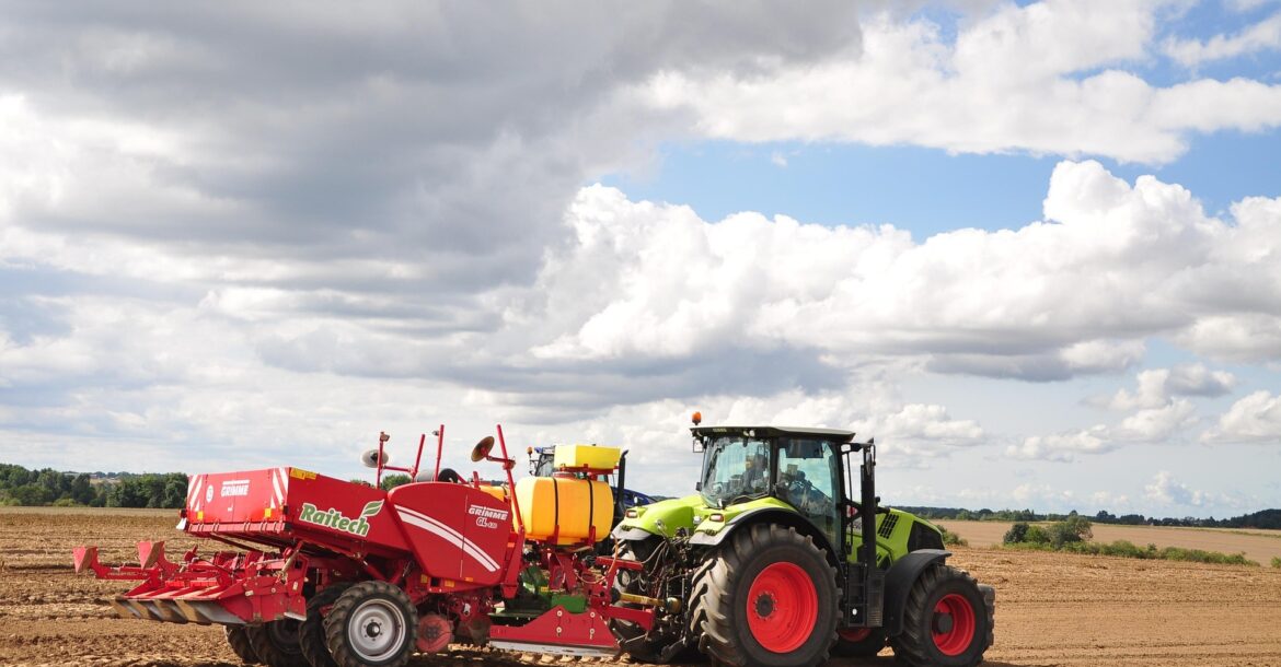 Traktor z osprzętem podłączonym za pomocą wału przegubowego