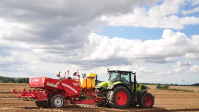 Traktor z osprzętem podłączonym za pomocą wału przegubowego