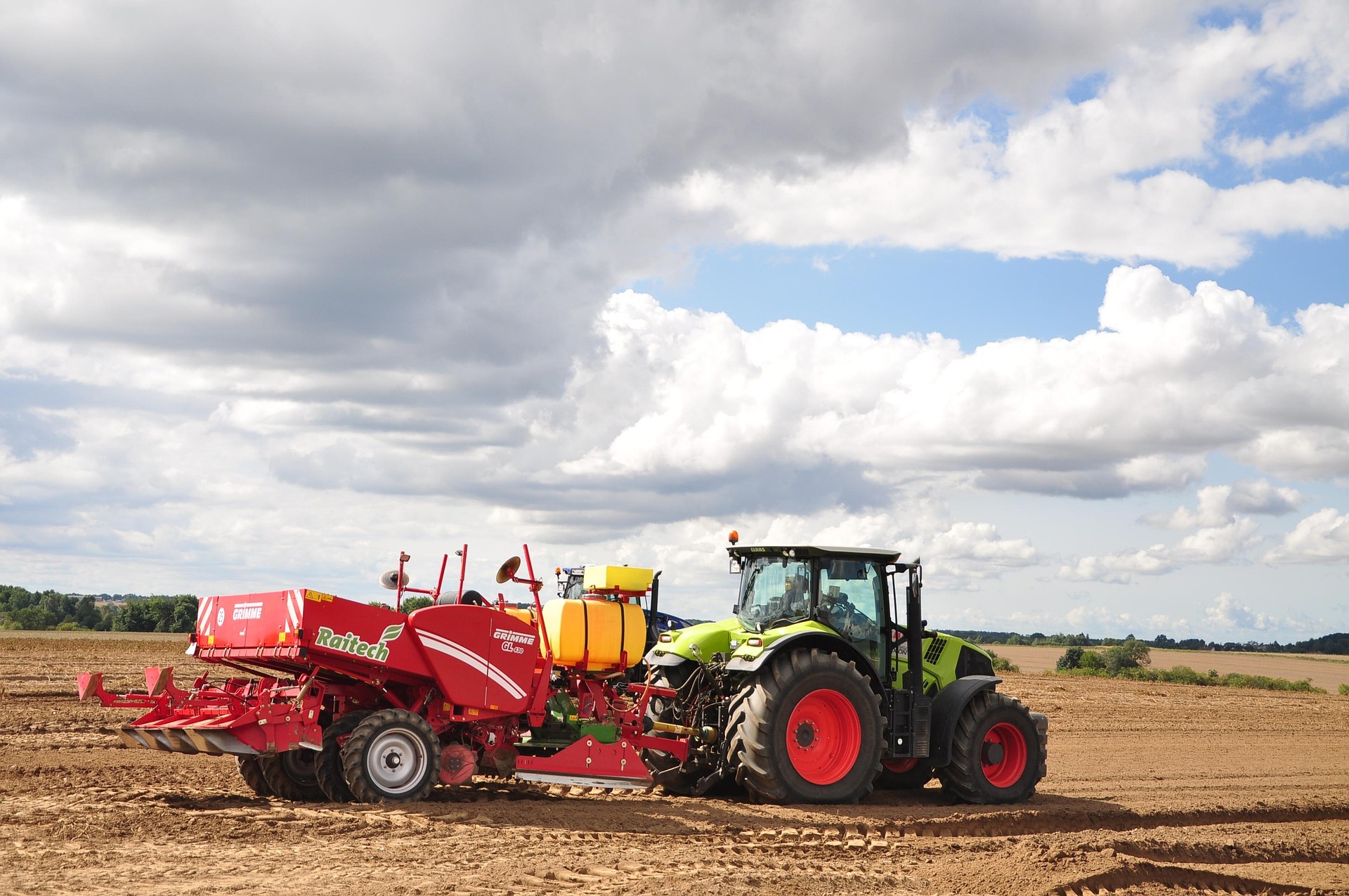 Traktor z osprzętem podłączonym za pomocą wału przegubowego